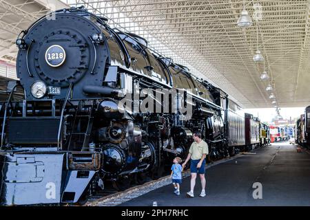 Virginia Roanoke Musée des transports, exposition d'histoire collection, train locomotive moteur père fils look, Banque D'Images