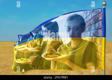 Double exposition du drapeau ukrainien dans le champ de blé les jours ensoleillés et les réfugiés affamés. Aide pendant la guerre Banque D'Images