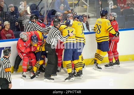 Bridgeport, Connecticut, États-Unis. 26th mars 2023. Les membres des Bobcats Quinnipiac et des Buckeyes de l'État de l'Ohio ont été en butte lors de la finale régionale du Bridgeport de hockey sur glace DI de la NCAA à la Total Mortgage Arena de Bridgeport, Connecticut. Quinnipiac a gagné 4-1. Rusty Jones/Cal Sport Media/Alamy Live News Banque D'Images