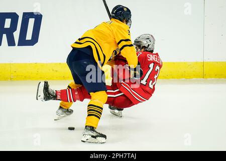 Bridgeport, Connecticut, États-Unis. 26th mars 2023. Quinnipiac Bobcats defenseman Iivari Rasanen (2) vérifie les Buckeyes de l'État de l'Ohio avance Tate Singleton (13) lors de la finale régionale de Bridgeport de hockey sur glace DI NCAA à Total Mortgage Arena à Bridgeport, Connecticut. Rusty Jones/Cal Sport Media/Alamy Live News Banque D'Images