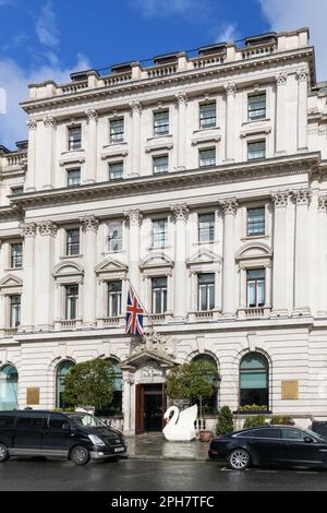 Londres, Royaume-Uni - 17 mars 2023 ; façade néoclassique du Sofitel Londres St James au soleil Banque D'Images