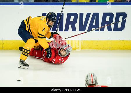 Bridgeport, Connecticut, États-Unis. 26th mars 2023. Quinnipiac Bobcats defenseman Iivari Rasanen (2) vérifie les Buckeyes de l'État de l'Ohio avance Tate Singleton (13) lors de la finale régionale de Bridgeport de hockey sur glace DI NCAA à Total Mortgage Arena à Bridgeport, Connecticut. Rusty Jones/Cal Sport Media/Alamy Live News Banque D'Images