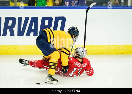 Bridgeport, Connecticut, États-Unis. 26th mars 2023. Quinnipiac Bobcats defenseman Iivari Rasanen (2) vérifie les Buckeyes de l'État de l'Ohio avance Tate Singleton (13) lors de la finale régionale de Bridgeport de hockey sur glace DI NCAA à Total Mortgage Arena à Bridgeport, Connecticut. Rusty Jones/Cal Sport Media/Alamy Live News Banque D'Images