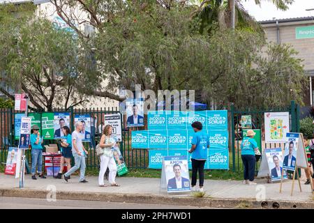 NSW élection d'État 2023, les électeurs se dirigent vers les urnes à l'école Avalon à Pittwater siège, 25th mars 2023, Sydney, Australie Banque D'Images