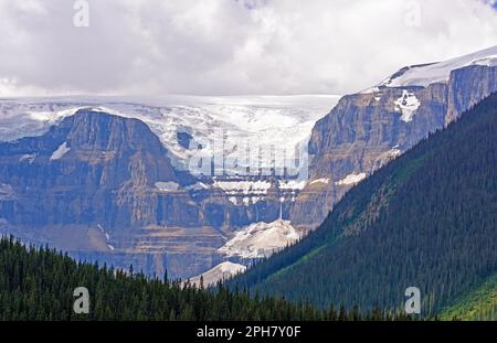 Champ de glace massif tombant au-dessus d'une crête de montagne au champ de glace Columbia dans le parc national Jasper, en Alberta Banque D'Images