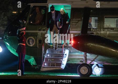 Washington, États-Unis. 26th mars 2023. LE président AMÉRICAIN Joe Biden et la première dame Jill Biden ont débarquer de Marine One après avoir atterri sur la pelouse sud de la Maison Blanche à Washington, DC, Etats-Unis, le 26 mars 2023. Le président Biden et la première dame Jill Biden sont retournés aux blancs après un week-end au Delaware. Credit: SIPA USA/Alay Live News Banque D'Images