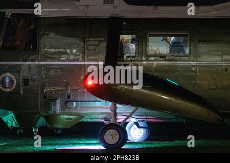 Marine One, avec le président américain Joe Biden à bord, débarque sur la pelouse sud de la Maison Blanche à Washington, DC, Etats-Unis. 26th mars 2023. Le président Biden et la première dame Jill Biden sont retournés aux blancs après un week-end au Delaware. Credit: Abaca Press/Alay Live News Banque D'Images