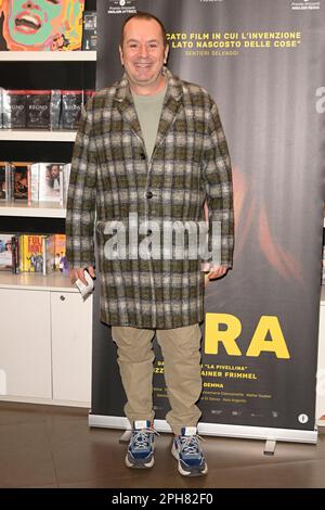 Rome, Italie. 26th mars 2023. Fabio Canino assiste à la première du film 'Vera' au Cinema Farnese. Crédit : SOPA Images Limited/Alamy Live News Banque D'Images