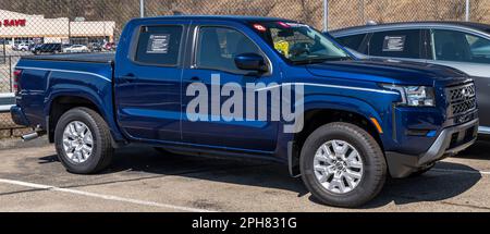 Un pick-up quatre portes Nissan Frontier bleu 2022 d'occasion à vendre dans un concessionnaire du canton de Wilkins, en Pennsylvanie, aux États-Unis Banque D'Images