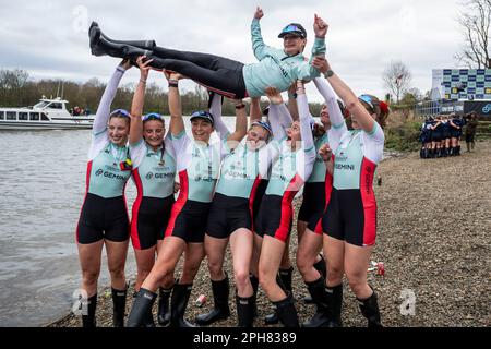 Londres, Grande-Bretagne. 26th mars 2023. Les membres de l'équipage de Cambridge élèvent leur cox James Trotman alors qu'ils célèbrent la victoire de la course féminine de bateaux entre l'Université d'Oxford et l'Université de Cambridge à Londres, en Grande-Bretagne, en 26 mars 2023. Credit: Stephen Chung/Xinhua/Alay Live News Banque D'Images