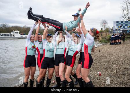 Londres, Grande-Bretagne. 26th mars 2023. Les membres de l'équipage de Cambridge élèvent leur cox James Trotman alors qu'ils célèbrent la victoire de la course féminine de bateaux entre l'Université d'Oxford et l'Université de Cambridge à Londres, en Grande-Bretagne, en 26 mars 2023. Credit: Stephen Chung/Xinhua/Alay Live News Banque D'Images