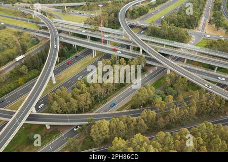 Vue aérienne du mouvement trafic brouillé à la jonction des autoroutes M4 et M7 de l'échangeur Light Horse à Eastern Creek, dans l'ouest de Sydney, en Australie. Banque D'Images