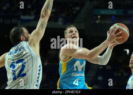 Madrid, Espagne. 26th mars 2023. Le joueur Paul Jorgensen (R) de Movistar Estudiantes vu en action pendant la ligue espagnole, Liga LEB Oro, match de basket-ball entre Movistar Estudiantes et HLA Alicante au pavillon du Centre Wizink. Notes finales; Movistar Estudiantes 70-65 HLA Alicante (photo d'Atilano Garcia/SOPA Images/Sipa USA) crédit: SIPA USA/Alay Live News Banque D'Images