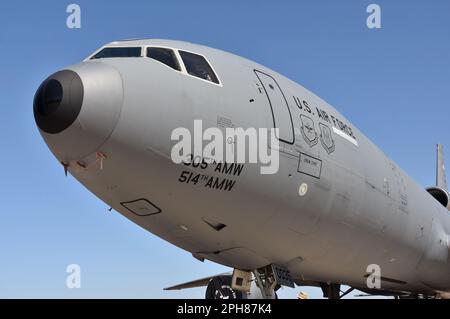 A ÉTATS-UNIS Ravitailleur de prolongateur KC-10 de la Force aérienne sur la piste de la base aérienne Davis-Monthan. Banque D'Images