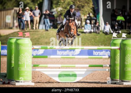 Kent Farrington, des États-Unis, est en compétition lors de l'arrêt du circuit de saut du Major League Show 2022 aux tournois d'Angelstone au Canada. Banque D'Images