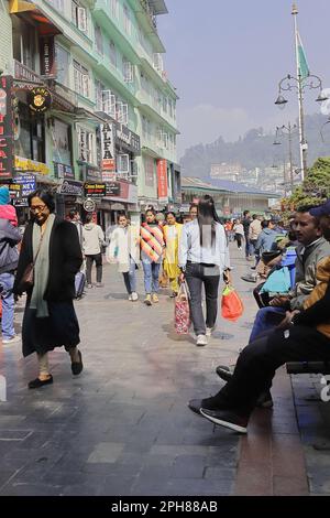 Gangtok, Sikkim, Inde - 14th novembre 2022 : mg Marg (Mahatma Gandhi Marg) occupé et bondé le matin, cet endroit est populaire pour les boutiques étincelantes Banque D'Images