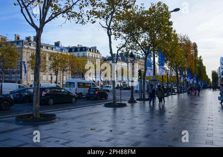 Avenue des champs Elysées en début de matinée. Rue commerçante haut de gamme dans le 8e arrondissement de Paris France. Banque D'Images