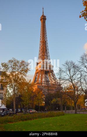 Tour Eiffel, Paris, France. La Tour Eiffel peut être vue de Av. Joseph Bouvard. Novembre 2022. Banque D'Images