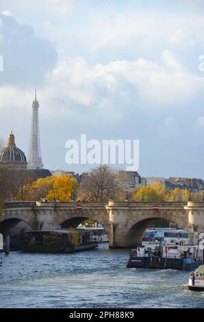 Le pont neuf surplombe le 7e arrondissement de Paris, en France. La Tour Eiffel, l'Institut de France et les Jardins du Pont neuf font partie du paysage. Banque D'Images