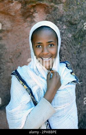 De jeunes pèlerins éthiopiens visitent les églises monolithiques de Lalibela pendant la semaine orientale. Lalibela, Éthiopie. Banque D'Images