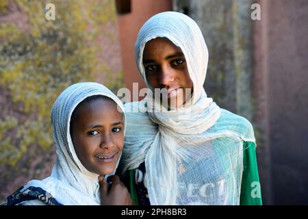 De jeunes pèlerins éthiopiens visitent les églises monolithiques de Lalibela pendant la semaine orientale. Lalibela, Éthiopie. Banque D'Images