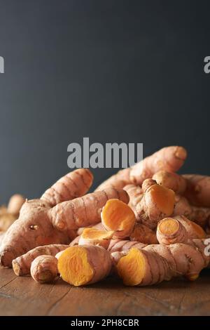 vue rapprochée des rhizomes ou racines turmériques nettoyés, curcuma longa, épices couramment utilisées dans la cuisine et la médecine, structure racinaire, sur une table Banque D'Images