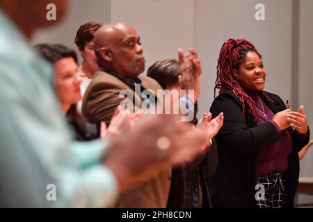 Wilkes barre, États-Unis. 26th mars 2023. Brittany Stephenson applaudit Joanna McClinton la première femme à être Présidente de la Chambre en Pennsylvanie. Stephenson est la première femme noire à se présenter au conseil de comté du comté de Luzerne. La représentante de la Pennsylvanie, Joanna McClinton, première femme à la présidence de la Chambre, prend la parole lors d'une conférence du mois de l'histoire des femmes. (Photo par Aimee Dilger/SOPA Images/Sipa USA) crédit: SIPA USA/Alay Live News Banque D'Images