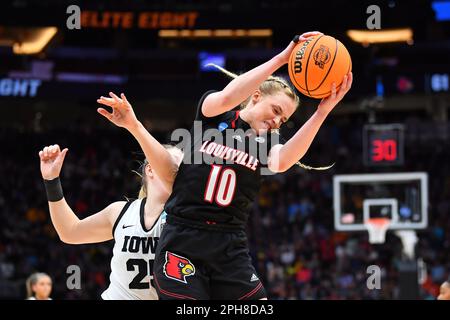 26 mars 2023 : le garde des cardinaux de Louisville, Hailey Van Lith (10), tire un rebond lors du match de basket-ball final régional NCAA féminin entre Louisville et l'Iowa à l'aréna Climate gage à Seattle, en Australie occidentale. L'Iowa a battu Louisville 97-83 pour passer à la finale 4. Steve Faber/CSM Banque D'Images