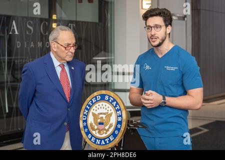 New York, New York, États-Unis. 26th mars 2023. (NOUVEAU) le sénateur Schumer exhorte le DEA à sévir contre la drogue dangereuse Xylazine. 26 mars 2023, New York, New York, Etats-Unis: Le docteur Mike Varshavski, qui a rejoint le sénateur Schumer, dit que la xylazine est de plus en plus mélangée avec le fentanyl hautement létal pour augmenter et prolonger le sentiment euphorique de l'opioïde synthétique sur 26 mars 2023 à New York. (Credit image: © M10s/TheNEWS2 via ZUMA Press Wire) USAGE ÉDITORIAL SEULEMENT! Non destiné À un usage commercial ! Banque D'Images