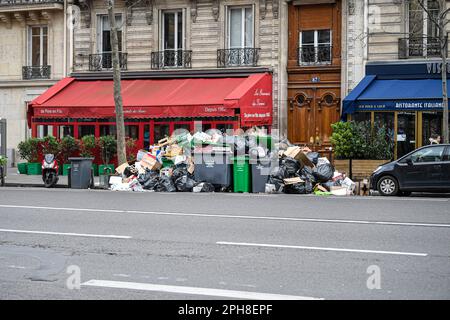 L'illustration montre les bacs pleins sur 26 mars 2023 à Paris, France. Une grève des collecteurs de déchets en France a conduit à l'accumulation de déchets dans les rues de Paris, laissant les habitants et les touristes à la capitale française qui s'occupe des eyesores, des mauvaises odeurs et des ravageurs des rongeurs. Les collectionneurs de gargages qui frappent au sujet des réformes gouvernementales du système de retraite ont été bloqués dans six des sept incinérateurs de la région parisienne. Les poubelles de plusieurs parties de la ville ne sont pas récupérées et les déchets s'enveniment sur les trottoirs et les coins de rue. Photo de Victor Joly/ABACAPR Banque D'Images