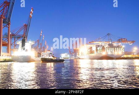 Hambourg, Allemagne. 27th mars 2023. Les navires à conteneurs sont amarrés aux terminaux à conteneurs Eurogate (l) et Burchardkai (r) à Hambourg. Les syndicats EVG et Verdi ont paralysé lundi de larges sections du système de transport public par une grève d'avertissement à grande échelle dans tout le pays. Credit: Marcus Brandt/dpa/Alay Live News Banque D'Images