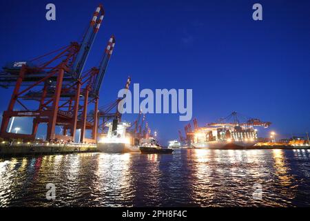 Hambourg, Allemagne. 27th mars 2023. Les navires à conteneurs sont amarrés aux terminaux à conteneurs Eurogate (l) et Burchardkai (r) à Hambourg. Les syndicats EVG et Verdi ont paralysé lundi de larges sections du système de transport public par une grève d'avertissement à grande échelle dans tout le pays. Credit: Marcus Brandt/dpa/Alay Live News Banque D'Images