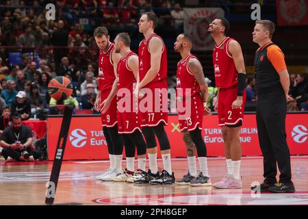 Milan, Italie. 24th mars 2023. Italie, Milan, mars 24 2023: Joueurs d'Armani Milan dans le centre de la cour pour la présentation du match pendant le match de basket-ball EA7 Emporio Armani Milan vs FC Bayern Munich, Euroligue 2022-2023 round30 (Credit image: © Fabrizio Bertani/Pacific Press via ZUMA Press Wire) USAGE ÉDITORIAL SEULEMENT! Non destiné À un usage commercial ! Banque D'Images