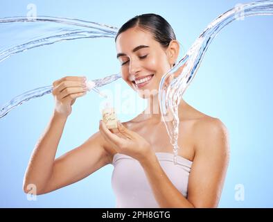 Bonne femme, compte-gouttes et eau pour le sérum, le produit ou l'hygiène de soin de la peau sur fond bleu studio. Femme calme sourit tenant la pipette pour Banque D'Images