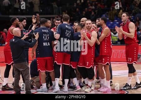 Milan, Italie. 24th mars 2023. Italie, Milan, mars 24 2023: Les joueurs d'Armani Milan célèbrent une victoire et saluent les fans à la fin du jeu de basket-ball EA7 Emporio Armani Milan vs FC Bayern Munich, Euroligue 2022-2023 round30 (Credit image: © Fabrizio Bertani/Pacific Press via ZUMA Press Wire) USAGE ÉDITORIAL SEULEMENT! Non destiné À un usage commercial ! Banque D'Images