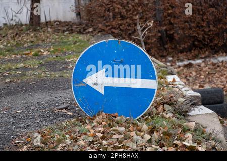 le panneau de virage à gauche se trouve en automne, sans pilier au sol, panneau de signalisation Banque D'Images