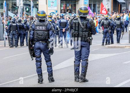 Marseille, France. 23rd mars 2023. La police surveille les manifestants pendant la manifestation. Les syndicats français ont appelé à une action de 9th jours contre la réforme des retraites du gouvernement français, qui ferait passer l'âge de la retraite de 62 à 64 ans. La police a estimé, pour ce 9th jour, le nombre de manifestants qui défilaient dans les rues de Marseille à 16 000 tandis que les syndicats l'ont estimé à 280 000. (Credit image: © Denis Taust/SOPA Images via ZUMA Press Wire) USAGE ÉDITORIAL SEULEMENT! Non destiné À un usage commercial ! Banque D'Images