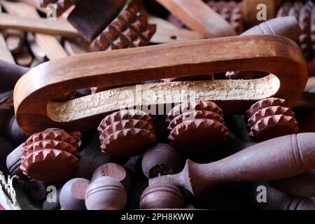 Ustensiles de cuisine rustiques simples en bois, ensemble d'ustensiles de cuisine en bois, cuillère et plateaux en bois, vaisselle en bois pour l'artisanat. Banque D'Images