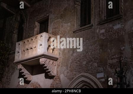 Le célèbre balcon de Roméo et Juliette la nuit Banque D'Images