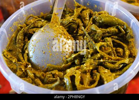 Fond de cornichon épicé fait maison indien, nourriture marinée. Banque D'Images