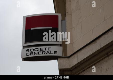 Bordeaux , Aquitaine France - 03 10 2023 : société générale logo signe et texte marque entrée avant banque bureau façade agence Banque D'Images