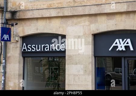 Bordeaux , Aquitaine France - 03 10 2023 : axa assurance logo marque et texte enseigne façade office Agence française d'assurance Banque D'Images