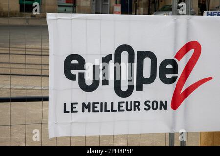 Bordeaux , Aquitaine France - 03 10 2023 : europe 2 logo et texte de marque du studio de radio français à Paris Banque D'Images