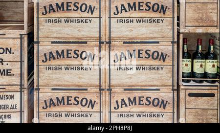 Bordeaux , Aquitaine France - 03 15 2023 : logo whisky irlandais jameson et texte de marque sur la livraison publicitaire boîte en bois rétro vintage dans superma Banque D'Images