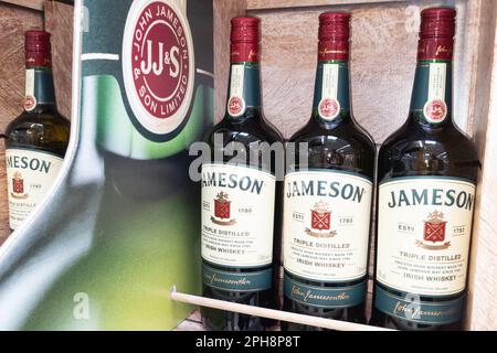 Bordeaux , Aquitaine France - 03 15 2023 : logo jameson irish Whiskey et texte de marque sur bootle en supermarché d'Irlande Banque D'Images