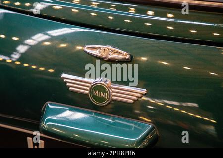 Bordeaux , Aquitaine France - 03 10 2023 : Mini Cooper vert édition limitée logo marque et texte signe vintage oldtimer Classic en couleur vert britannique Banque D'Images