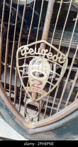 Bordeaux , Aquitaine France - 03 19 2023 : Peugeot 402 logo legere texte et enseigne marque sur calandre vieille voiture rouille oxydée avec pavés rétro vintage ca Banque D'Images