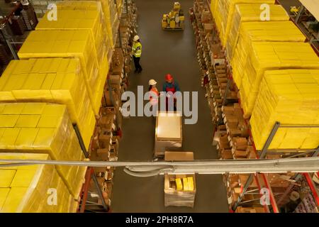 Manager et employés de l'entrepôt, vue ci-dessus. Centre logistique Banque D'Images