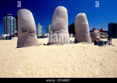 Célèbre doigt (dedos) sculpture dans le sable à Playa Brava dans la station balnéaire de Punta Del Este, Uruguay, Amérique du Sud Banque D'Images