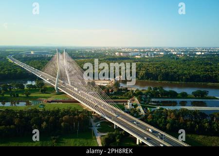 Vue aérienne par drone du pont Redzinski au-dessus de la rivière Odra dans la ville de Wroclaw, en Pologne. Un grand câble est resté un pont avec la circulation des voitures dans la ville européenne, oeil d'oiseau v Banque D'Images